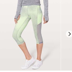 Lululemon SPEED UP CROP *MESH 17"
In OCEAN SPRAY FLURO CITRUS LIGHT CAST
SIZE 4